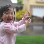 Amikor a kisgyerek először tapasztalja meg az esőt